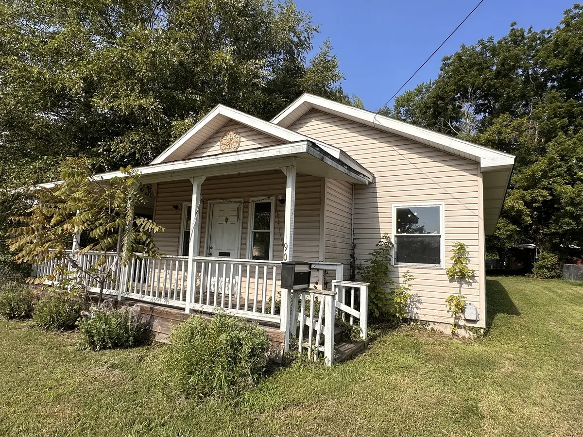 905 N Mcleansboro ST, Benton, IL 62812