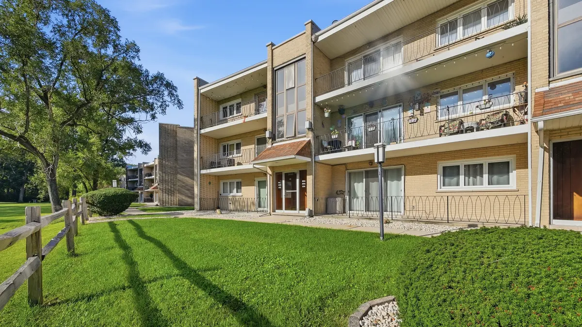 9510 S 86th AVE #305, Hickory Hills, IL 60457