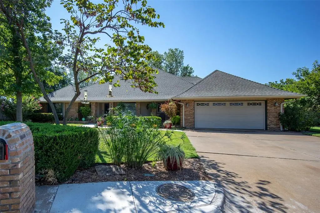 2400 Woodhollow TRL, Edmond, OK 73012