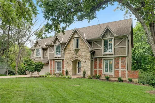 15819 Overbrook LN, Overland Park, KS 66224