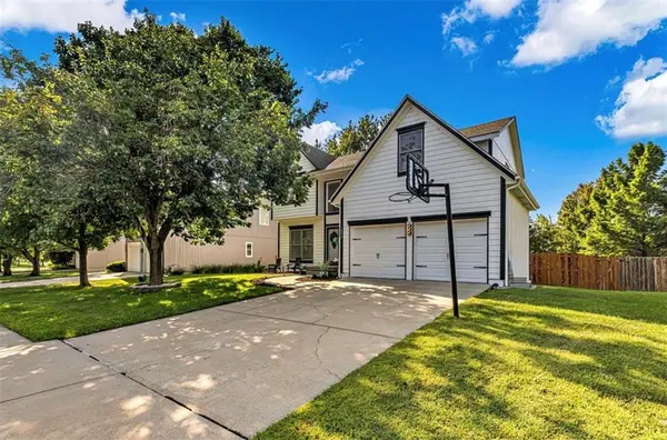16612 W 154 ST, Olathe, KS 66062