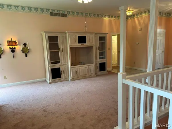 4 Grayson Ridge DR, Washington, MO 63090