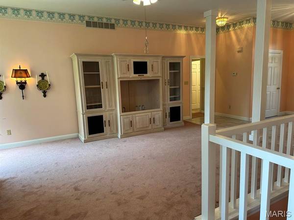 4 Grayson Ridge DR, Washington, MO 63090