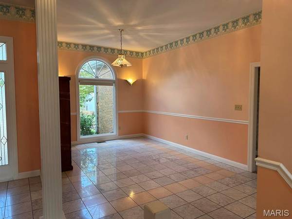 4 Grayson Ridge DR, Washington, MO 63090