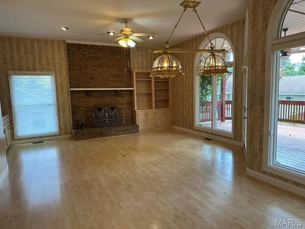 4 Grayson Ridge DR, Washington, MO 63090
