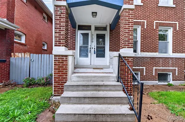 739 Dover PL, St Louis, MO 63111