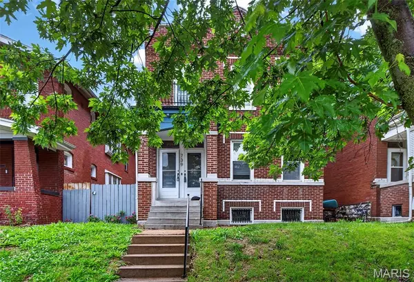 739 Dover PL, St Louis, MO 63111