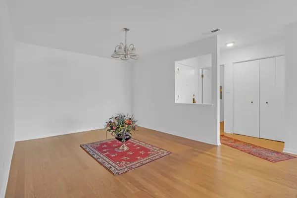9240 Gross Point RD #410, Skokie, IL 60077