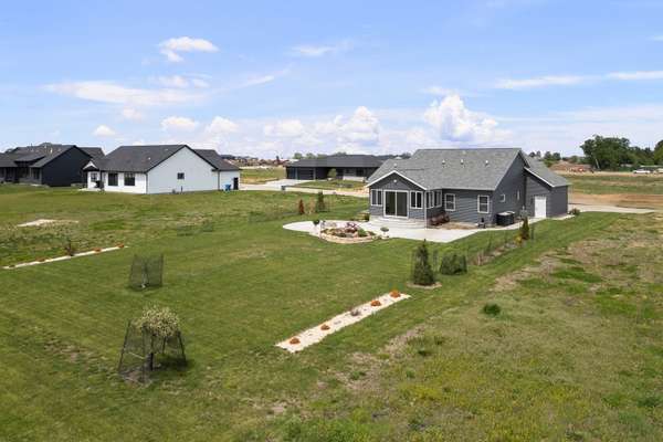 14 Viola DR, Leclaire, IA 52753