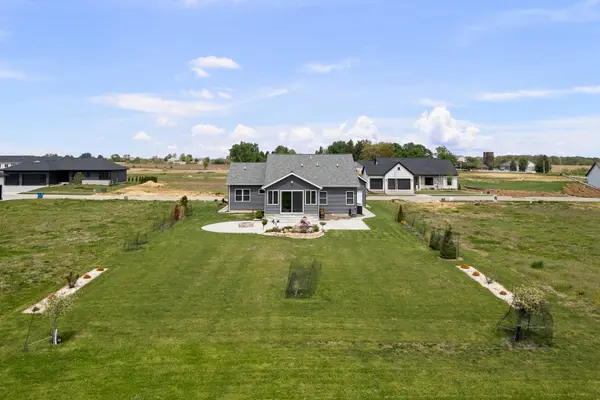 14 Viola DR, Leclaire, IA 52753