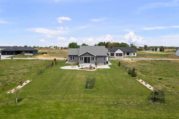14 Viola DR, Leclaire, IA 52753