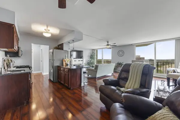 40 N Tower RD #14L, Oak Brook, IL 60523