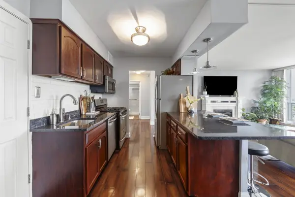 40 N Tower RD #14L, Oak Brook, IL 60523