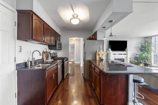 40 N Tower RD #14L, Oak Brook, IL 60523