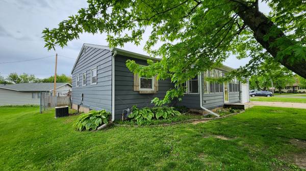 739 Highview DR, Clinton, IA 52732