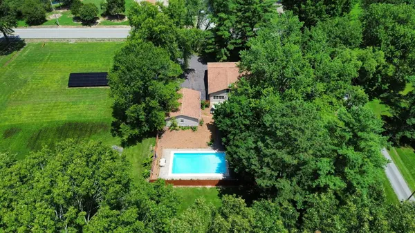 956 Country Club RD, Metropolis, IL 62960