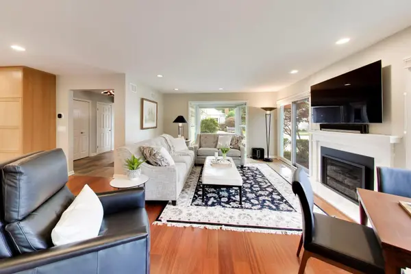 7 The Court Of Hidden Bay, Northbrook, IL 60062