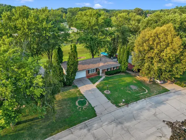 62 Park View DR, Park View, IA 52748