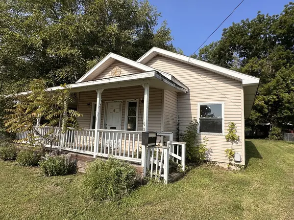 905 N Mcleansboro ST, Benton, IL 62812