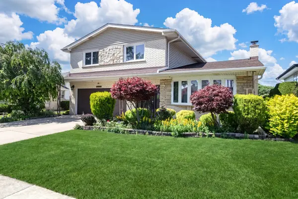 8432 W Amelia DR, Niles, IL 60714
