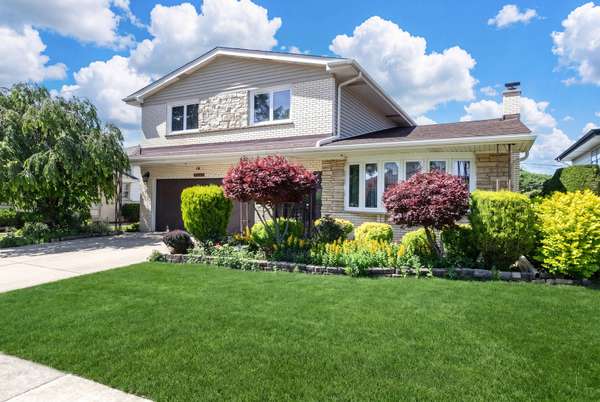 8432 W Amelia DR, Niles, IL 60714