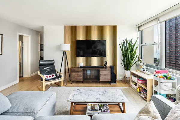 336 W Wellington AVE #2501, Chicago, IL 60657