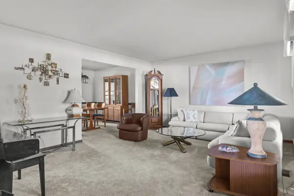 1902 Gigi LN, Darien, IL 60561