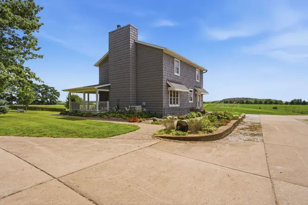 1531 Western AVE, Blue Grass, IA 52726