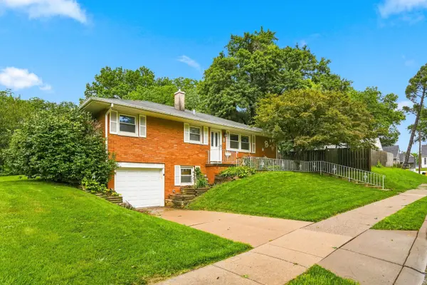964 Cimarron DR, Davenport, IA 52804