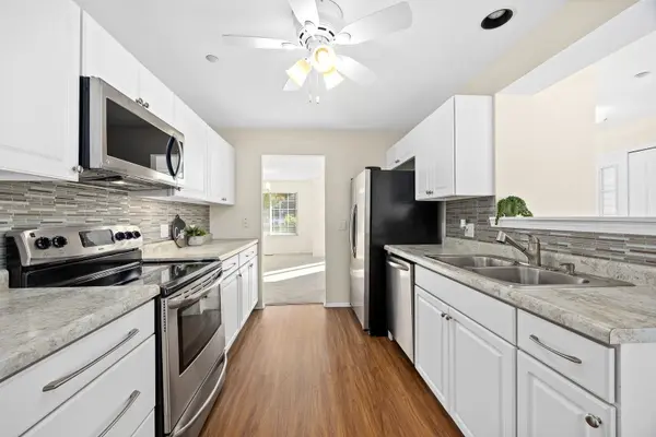 460 Mayflower LN #4, Bartlett, IL 60103
