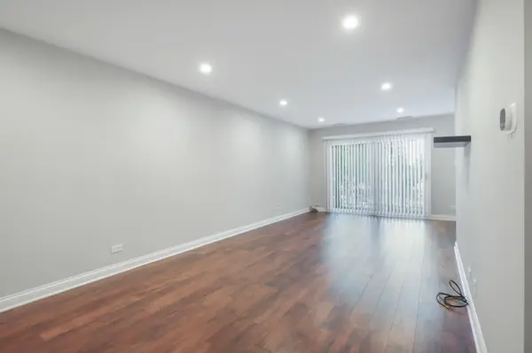 725 W Huntington Commons RD #306, Mount Prospect, IL 60056