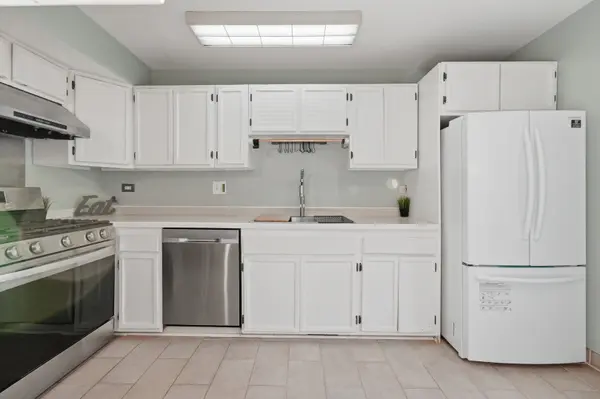 29W434 Hawthorne LN, Warrenville, IL 60555