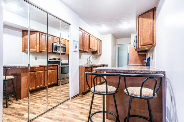 601 W Huntington Common RD #201, Mount Prospect, IL 60056