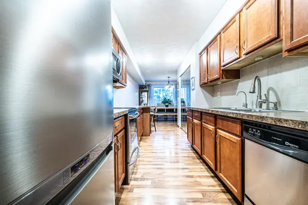 601 W Huntington Common RD #201, Mount Prospect, IL 60056
