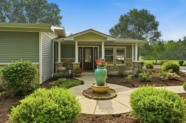 32 E Rickard DR, Oswego, IL 60543