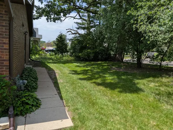 1231 Geneva LN, Lake Zurich, IL 60047