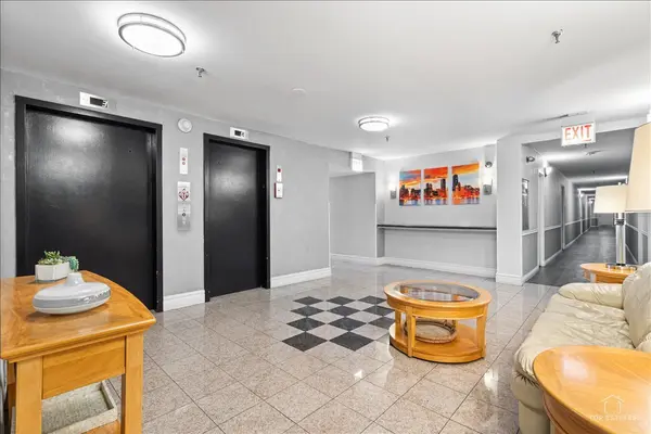 3700 Capri CT #104, Glenview, IL 60025