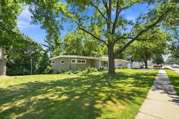 2510 7th ST, Moline, IL 61265