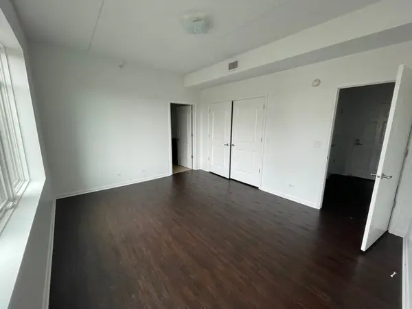 755 DIAMOND LAKE RD #303, Mundelein, IL 60060