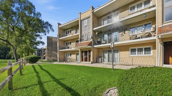 9510 S 86th AVE #305, Hickory Hills, IL 60457