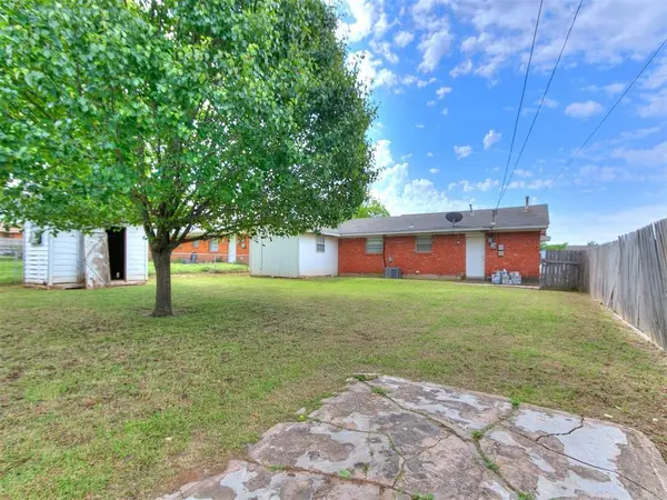 645 SW 3rd St, Moore, OK 73160