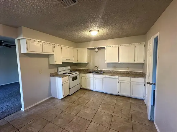 324 Redstone CT, Noble, OK 73068