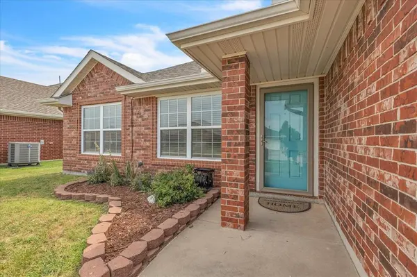 4705 James LN, Yukon, OK 73099