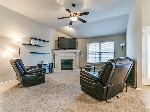 617 SW 44th ST, Moore, OK 73160