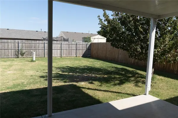 904 Tulip DR, Yukon, OK 73099