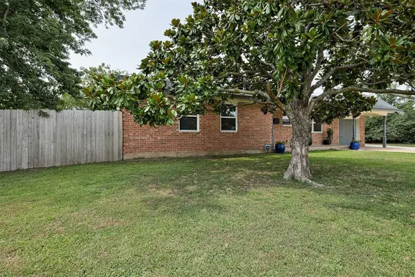 648 NW 17th ST, Moore, OK 73160