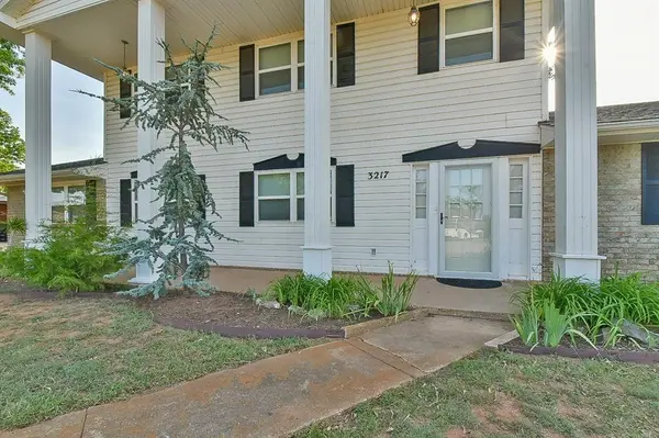 3217 Fairway DR, Moore, OK 73160