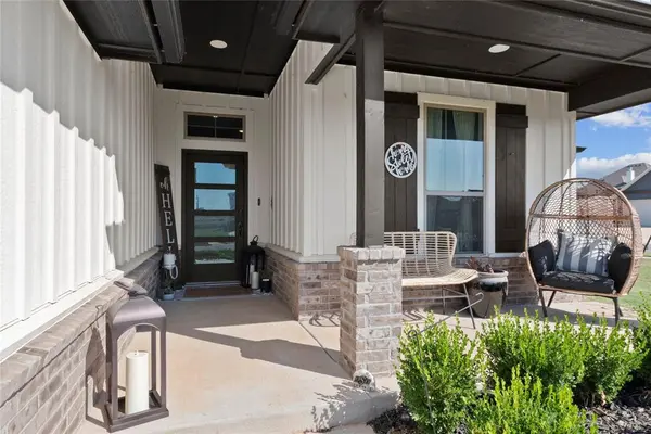 2816 Warwick WAY, Moore, OK 73160
