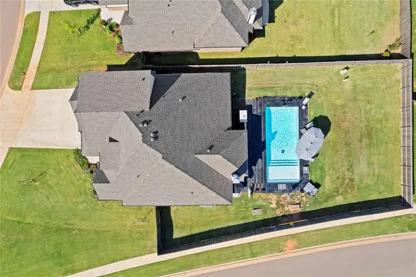 2816 Warwick WAY, Moore, OK 73160