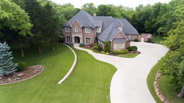 6505 Forest Creek DR, Edmond, OK 73034